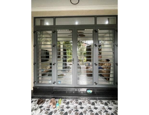 CỬA ĐI XINGFA 4 CÁNH - GẮN KHUNG BẢO VỆ